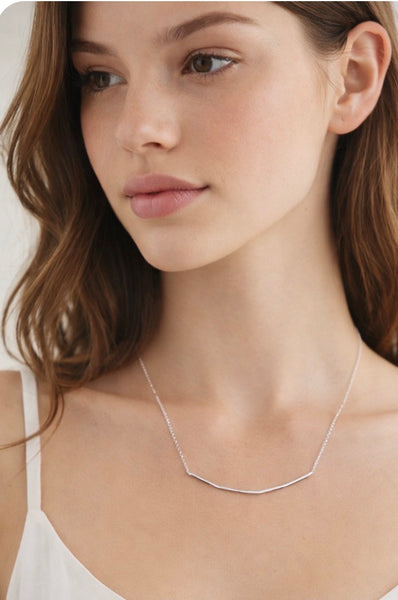 Collana Arco – Henry River

Un segno essenziale che diventa luce